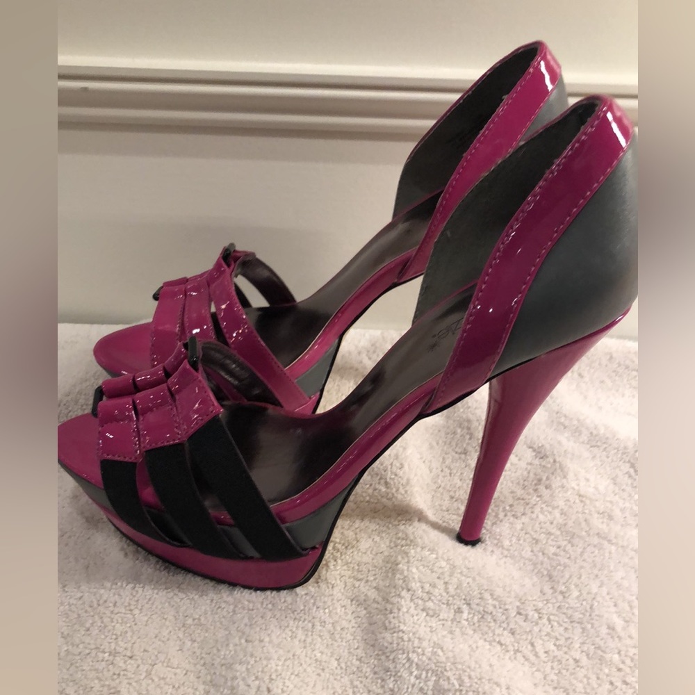 Women’s Shoedazzle brand shoes - size 8.5